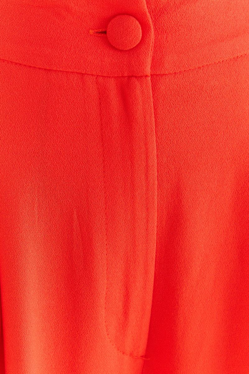 Acercamiento-a-la-tela-arrugada-roja-del-pantalon.