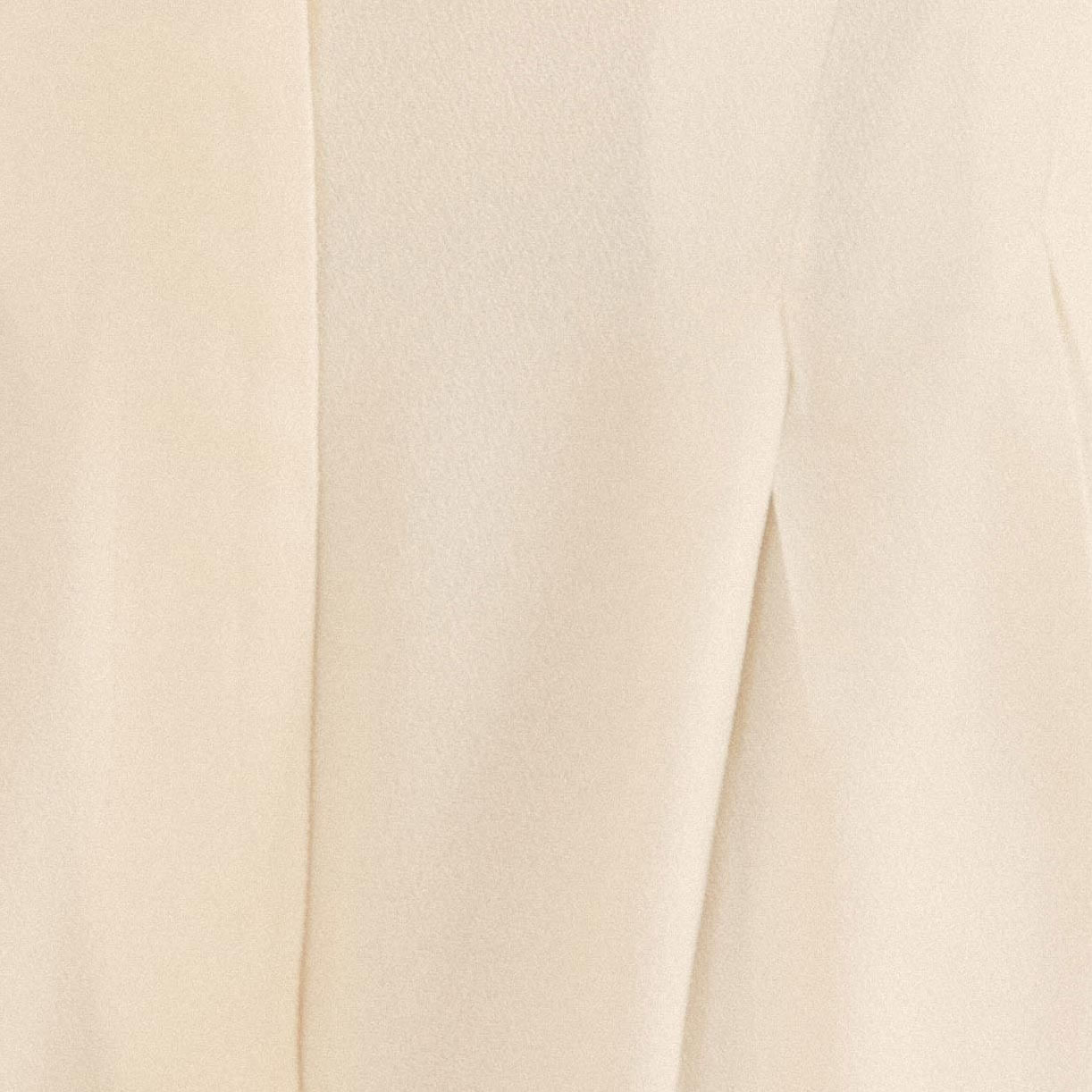 Acercamiento al tejido en viscosa crepada del pantalón.