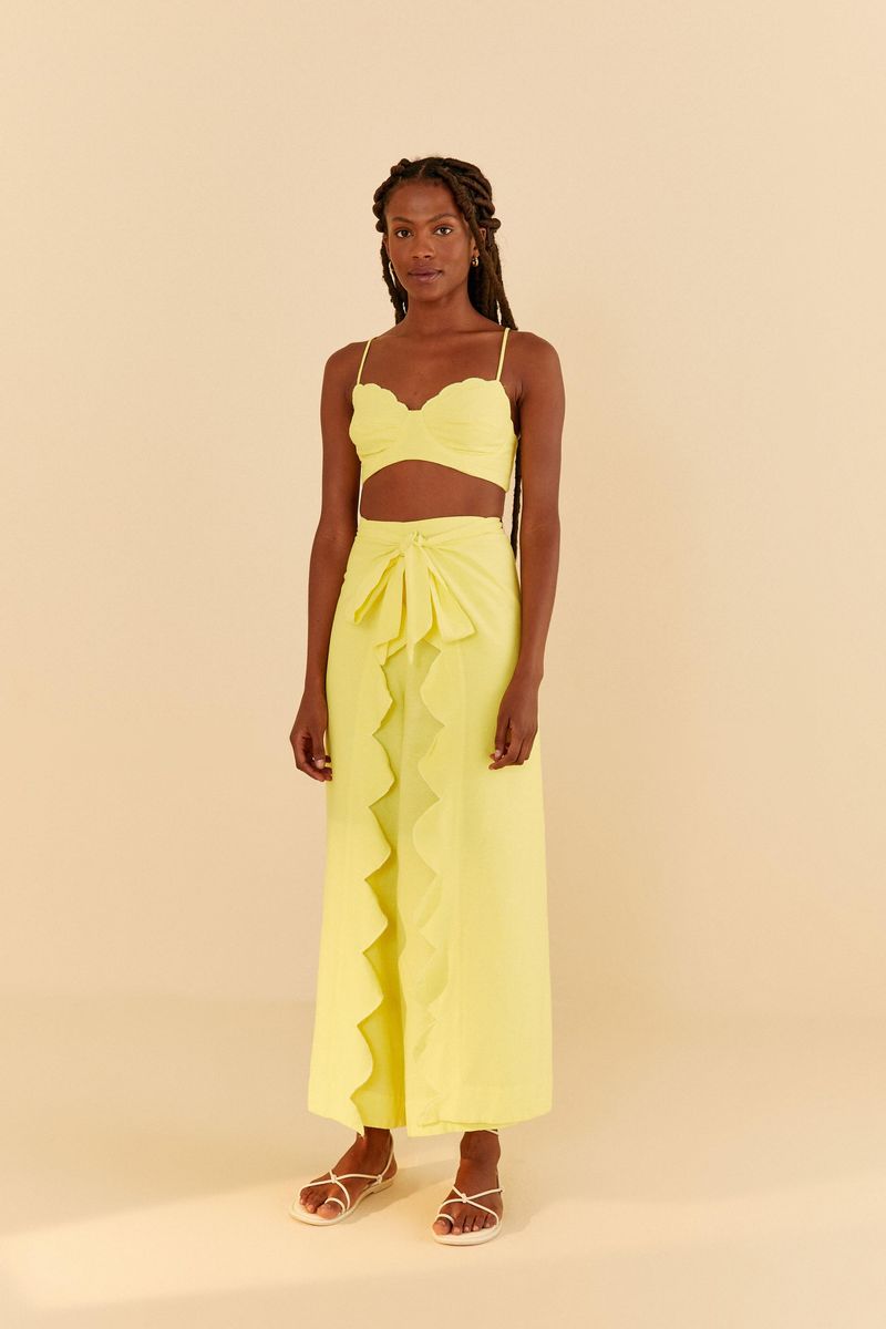 Vista frontal del pantalón amarillo con diseño suelto y piernas rectas.