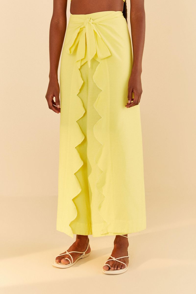 Detalle de la cintura alta con amarre del pantalón amarillo.