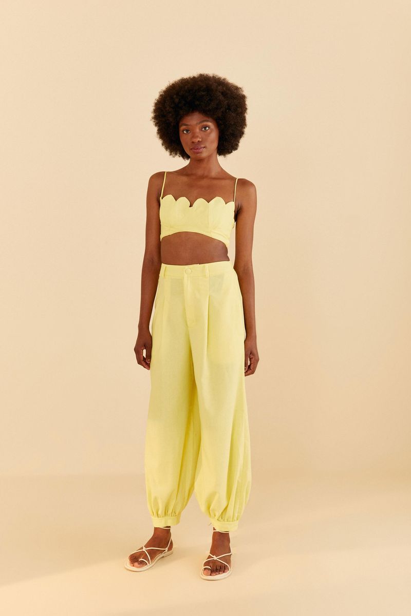 Modelo-mostrando-los-pantalones-de-lino-amarillo-claro-con-top-a-juego-vista-trasera.
