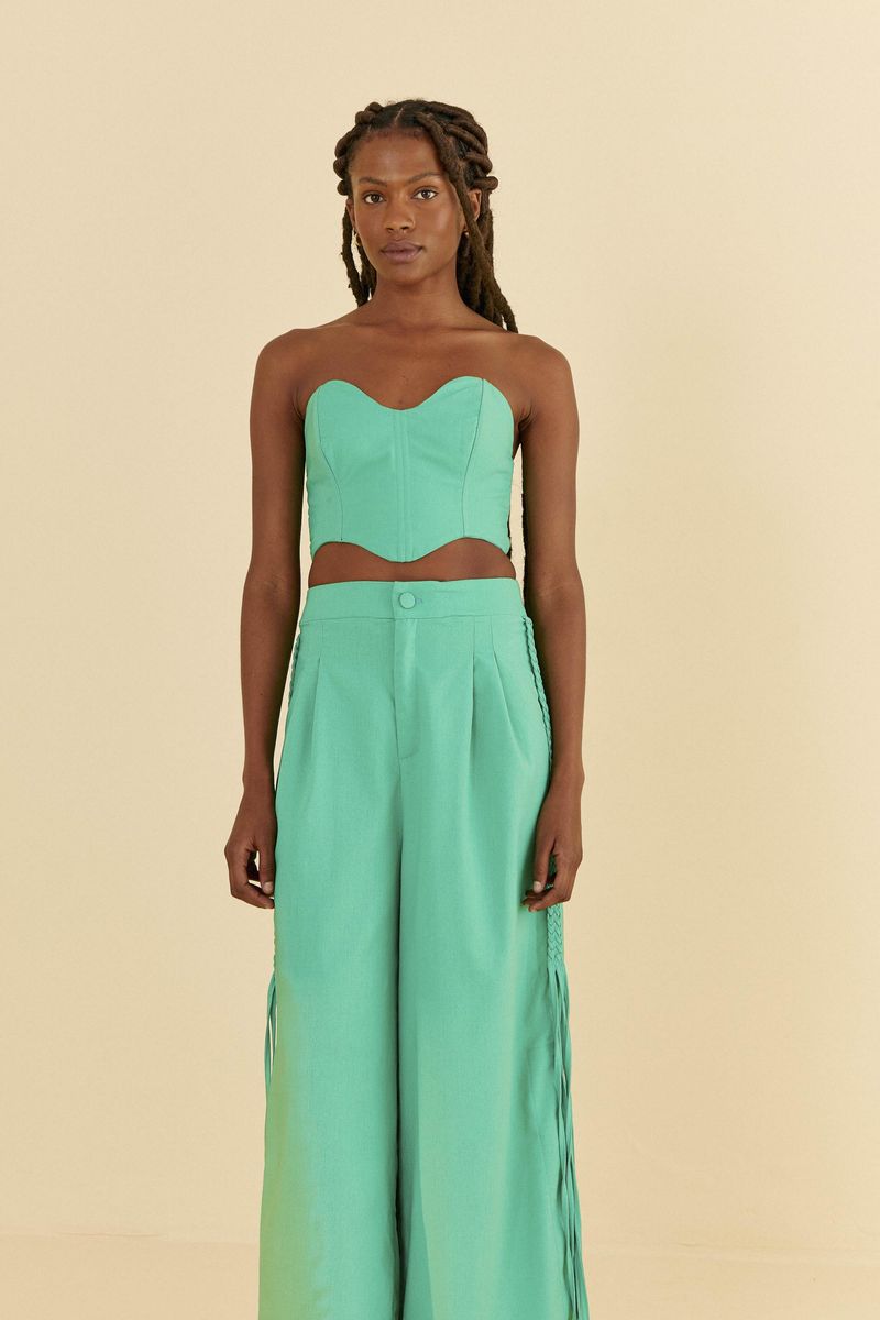 Pantalon-de-lino-verde-claro-con-detalles-trenzados-en-los-laterales-vista-trasera.