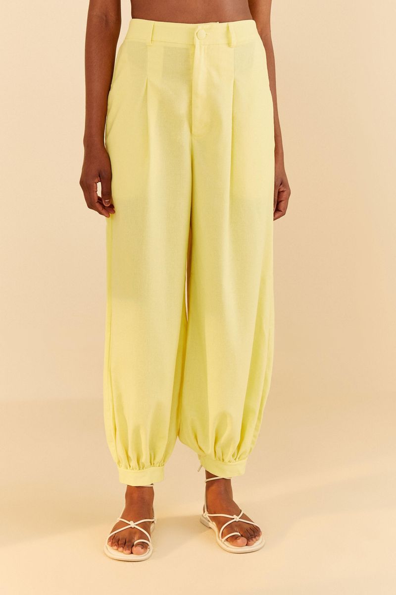 Detalle-de-los-pantalones-de-lino-amarillo-claro-con-bolsillos-laterales-y-cintura-media.
