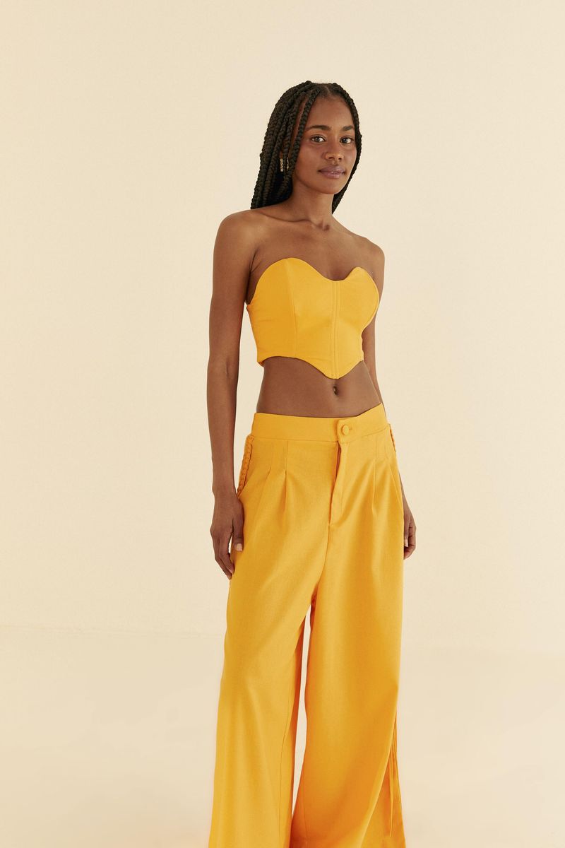 Vista-trasera-del-pantalon-amarillo-con-elastico-en-la-cintura-y-aberturas-laterales.