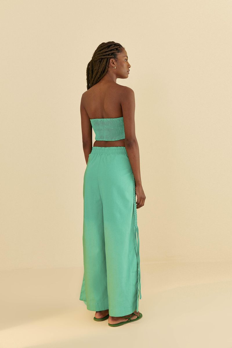 Vista-lateral-del-pantalon-de-lino-verde-claro-con-detalles-trenzados.