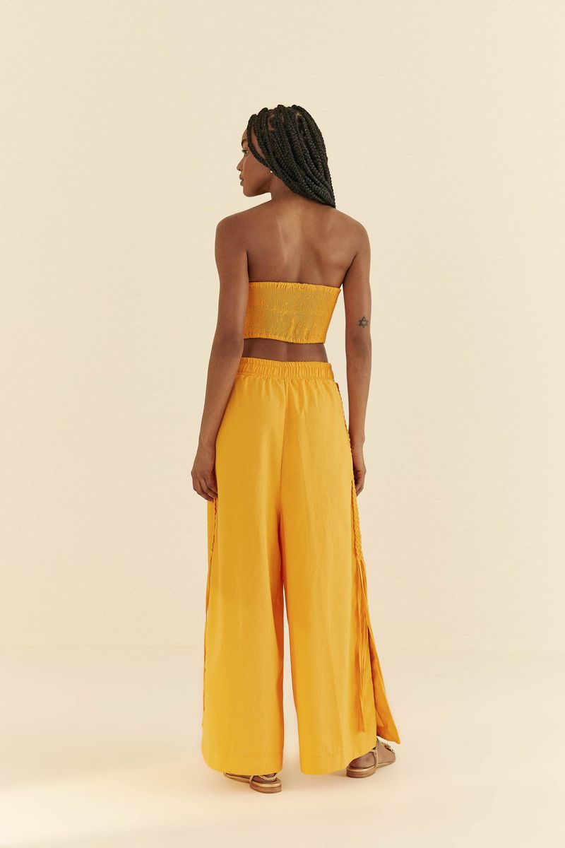 Detalle-de-la-tela-trenzada-en-el-lateral-del-pantalon-amarillo.