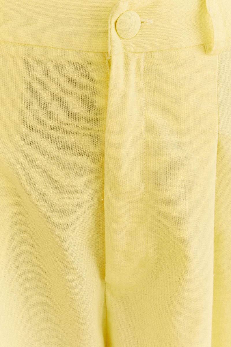 Detalle-del-dobladillo-doblado-de-los-pantalones-de-lino-amarillo-claro.