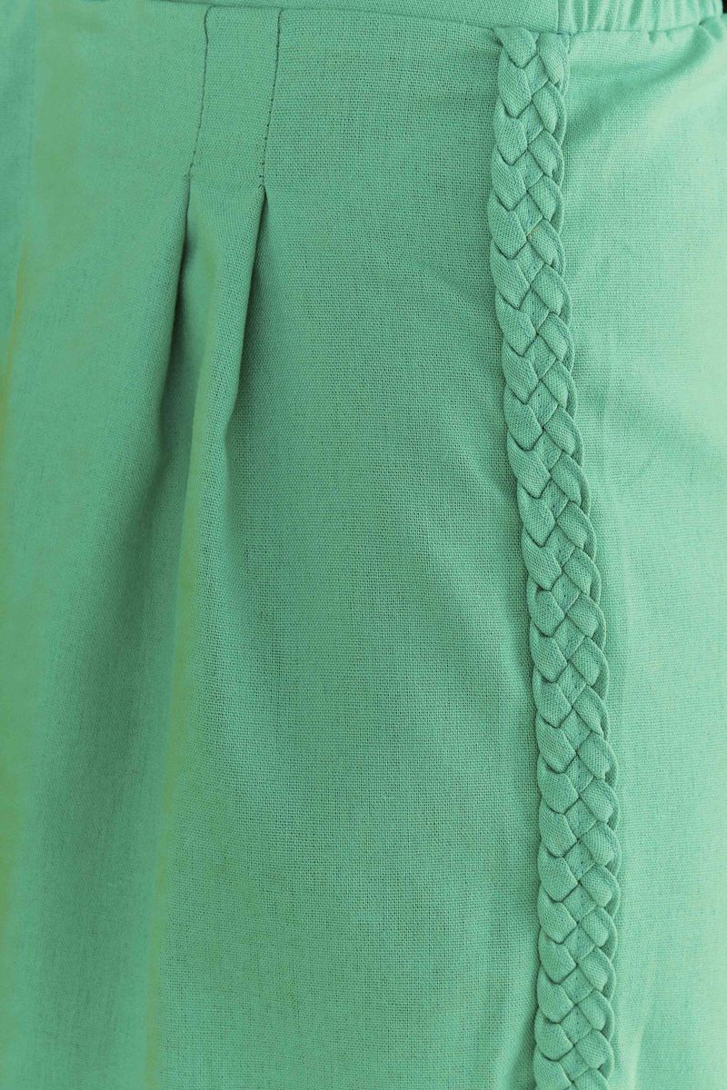 Close-up-de-los-detalles-trenzados-en-el-lateral-del-pantalon-de-lino-verde-claro.