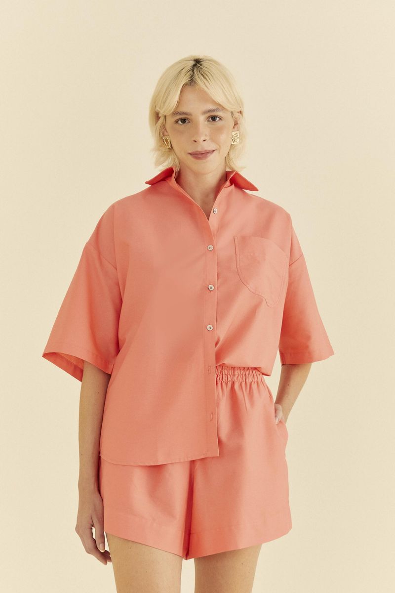 Camisa-rosa-con-cuello-doblado-y-mangas-cortas-vista-frontal.