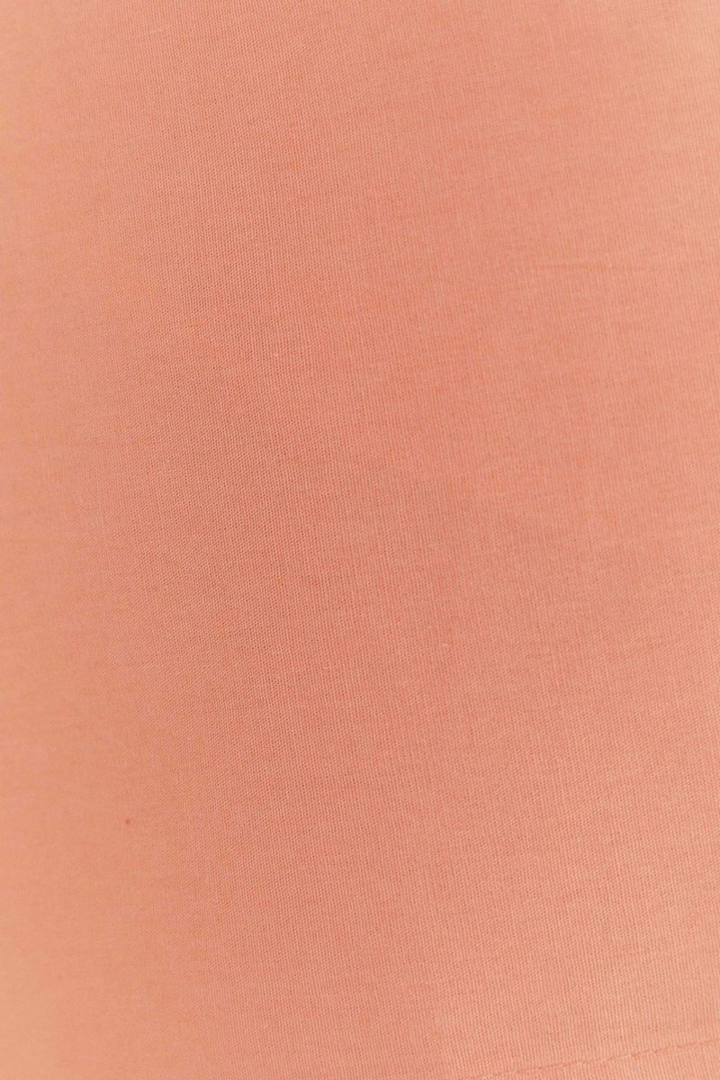 Detalle-de-la-tela-rosa-de-la-camisa.