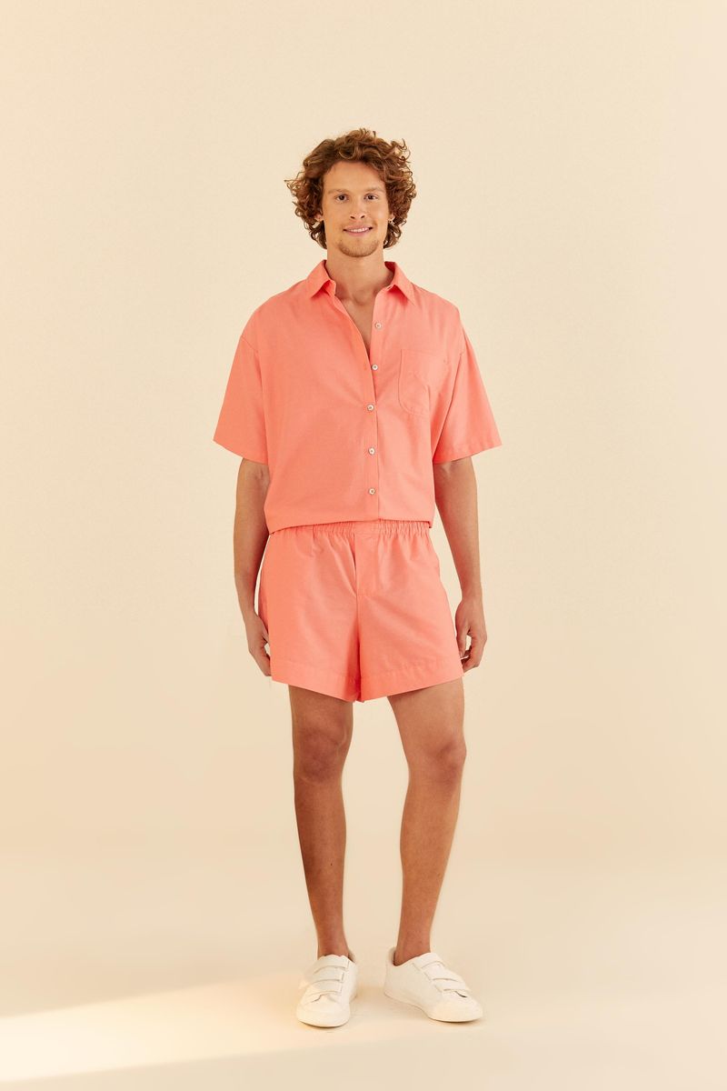 Imagen-de-un-modelo-vistiendo-un-conjunto-de-camisa-y-short-rosa-claro-con-enfoque-en-el-short.