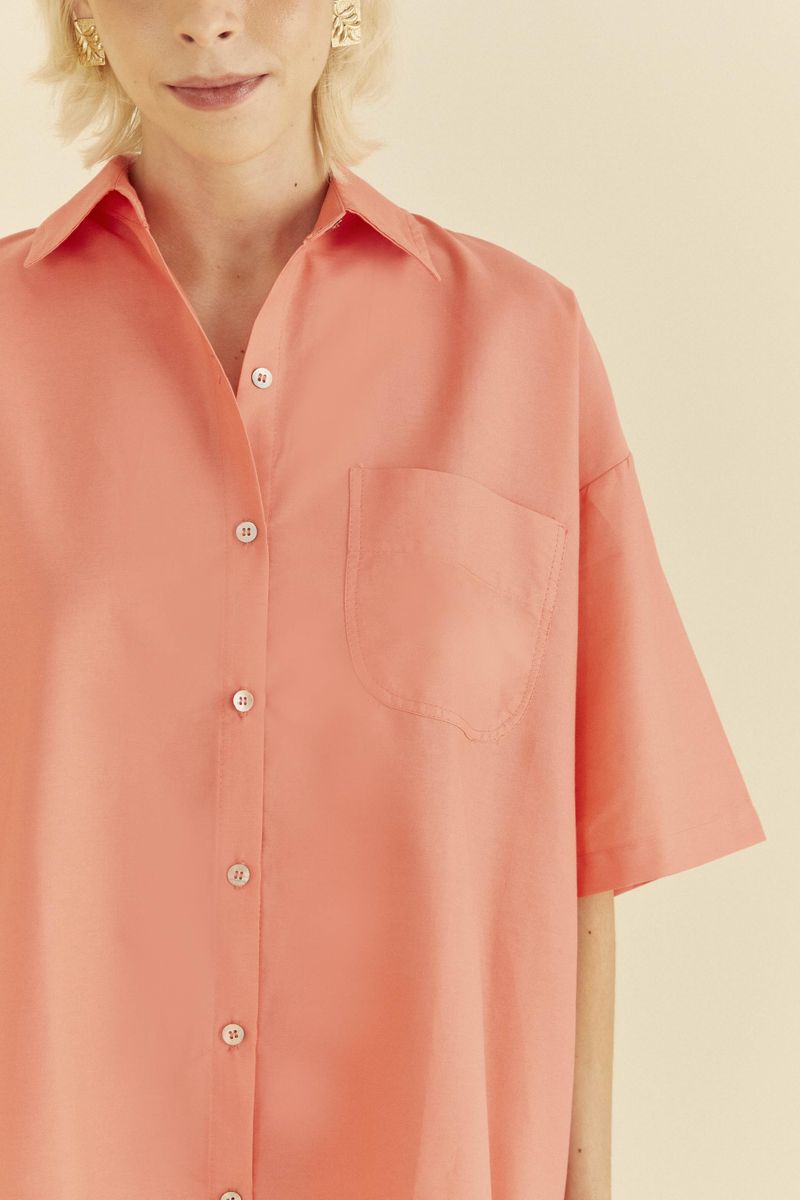 Vista-frontal-de-la-camisa-rosa-con-unico-bolsillo-en-el-pecho.