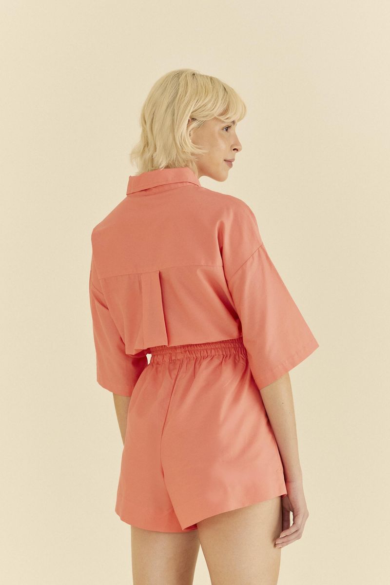 Vista-trasera-de-la-camisa-rosa-con-pliegue-central.