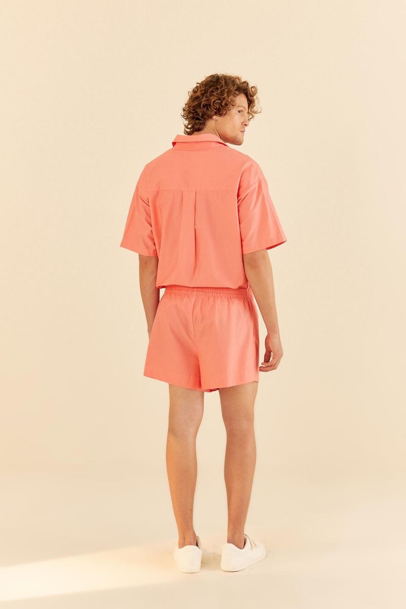 Vista-trasera-del-modelo-vistiendo-el-conjunto-rosa-claro-destacando-el-short.