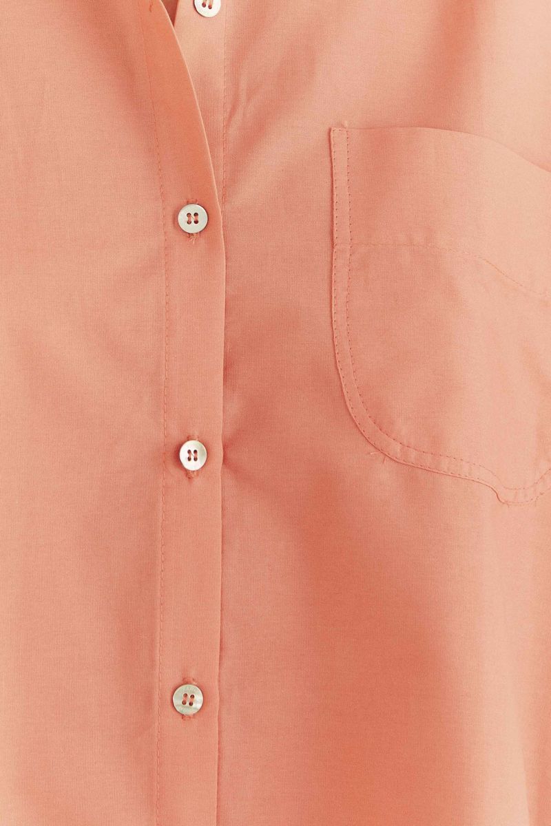 Detalle-de-los-botones-de-nacar-en-la-camisa-rosa.