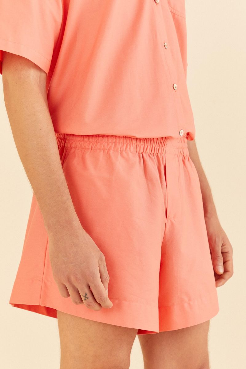 Detalle-lateral-del-short-rosa-claro-mostrando-el-bolsillo.