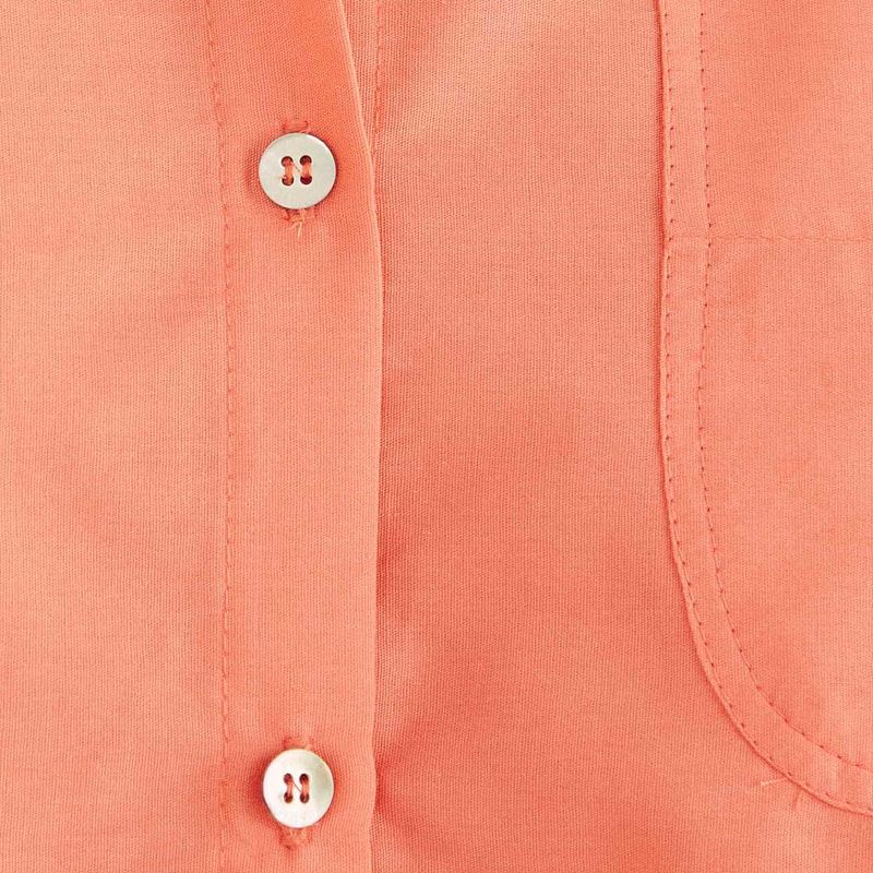 Detalle-del-unico-bolsillo-en-el-pecho-de-la-camisa-rosa.