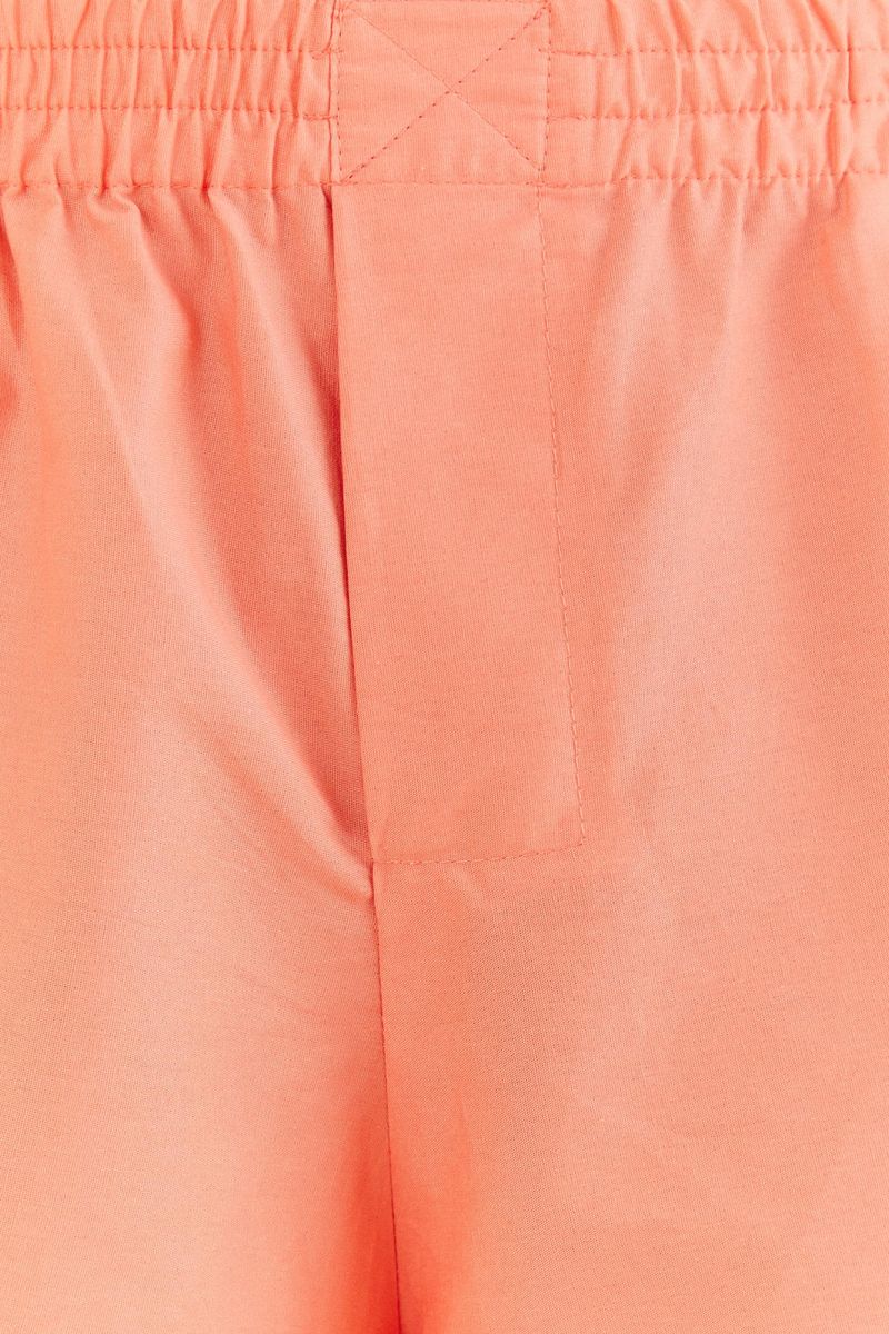 Acercamiento-del-elastico-en-la-cintura-del-short-rosa-claro.