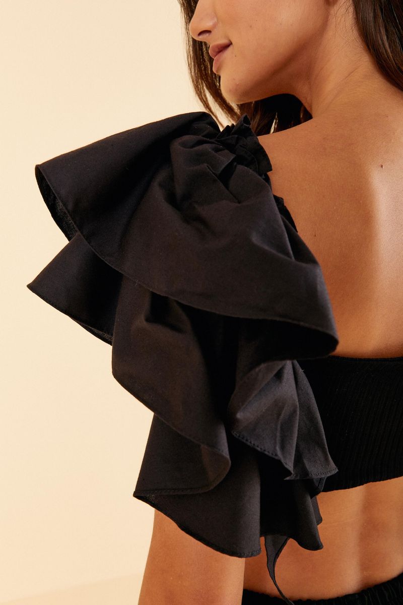 Detalle-de-las-mangas-voluminosas-del-top-negro.