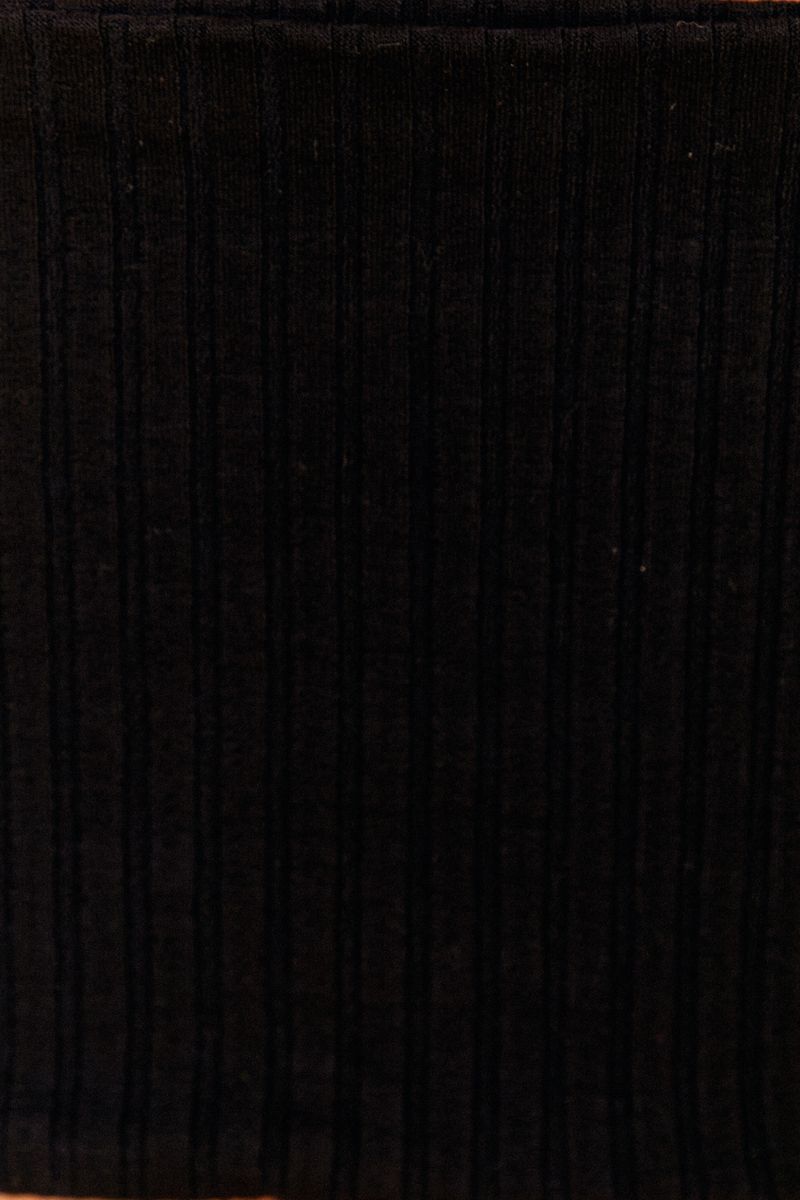 Acercamiento-al-tejido-negro-del-top-mostrando-su-textura.