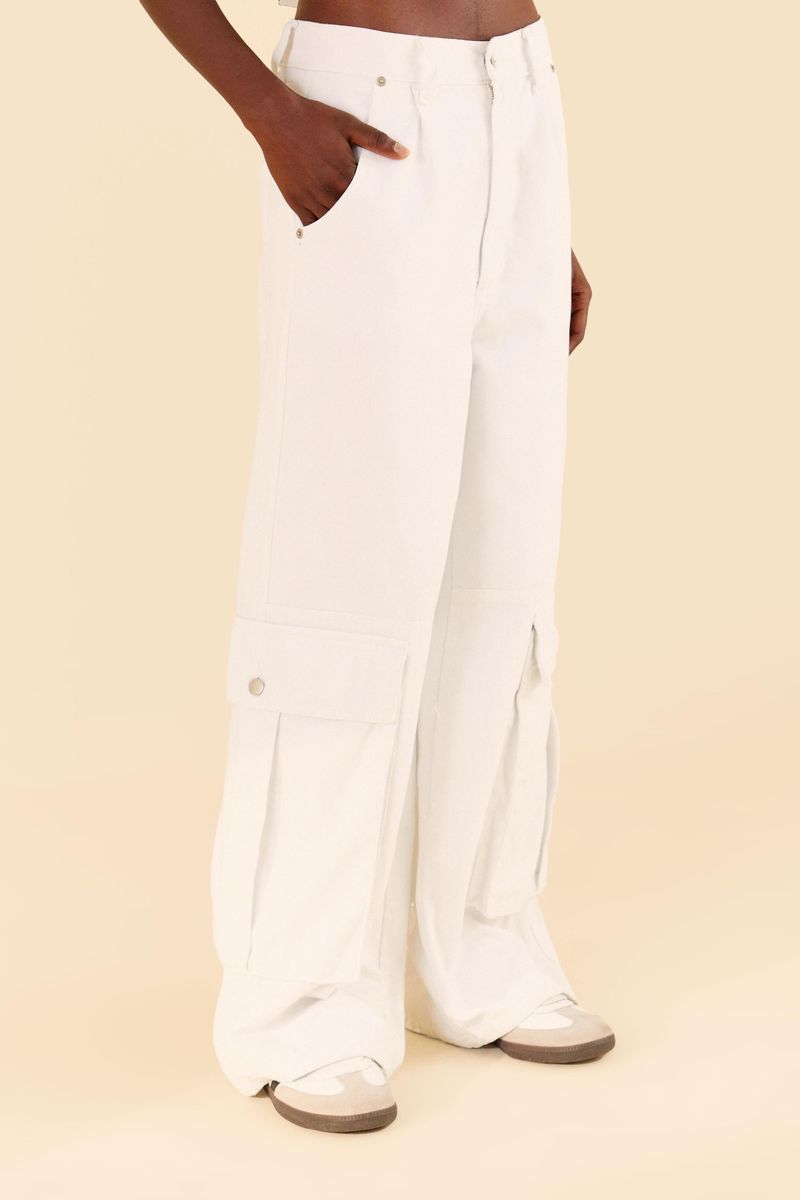 Detalle-del-pantalon-cargo-blanco-mostrando-los-bolsillos-laterales-y-el-acabado.
