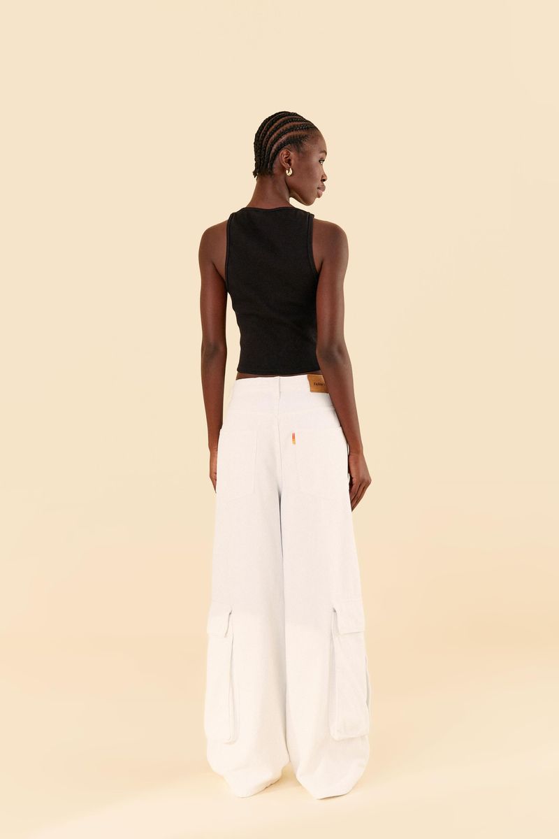 Close-up-de-la-pretina-del-pantalon-cargo-blanco-con-boton-metalico-y-cremallera.