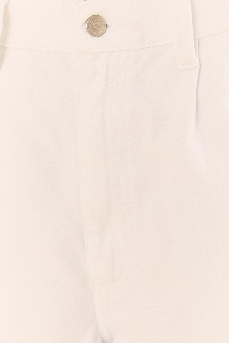 Detalle-de-la-tela-de-sarga-blanca-del-pantalon-cargo.