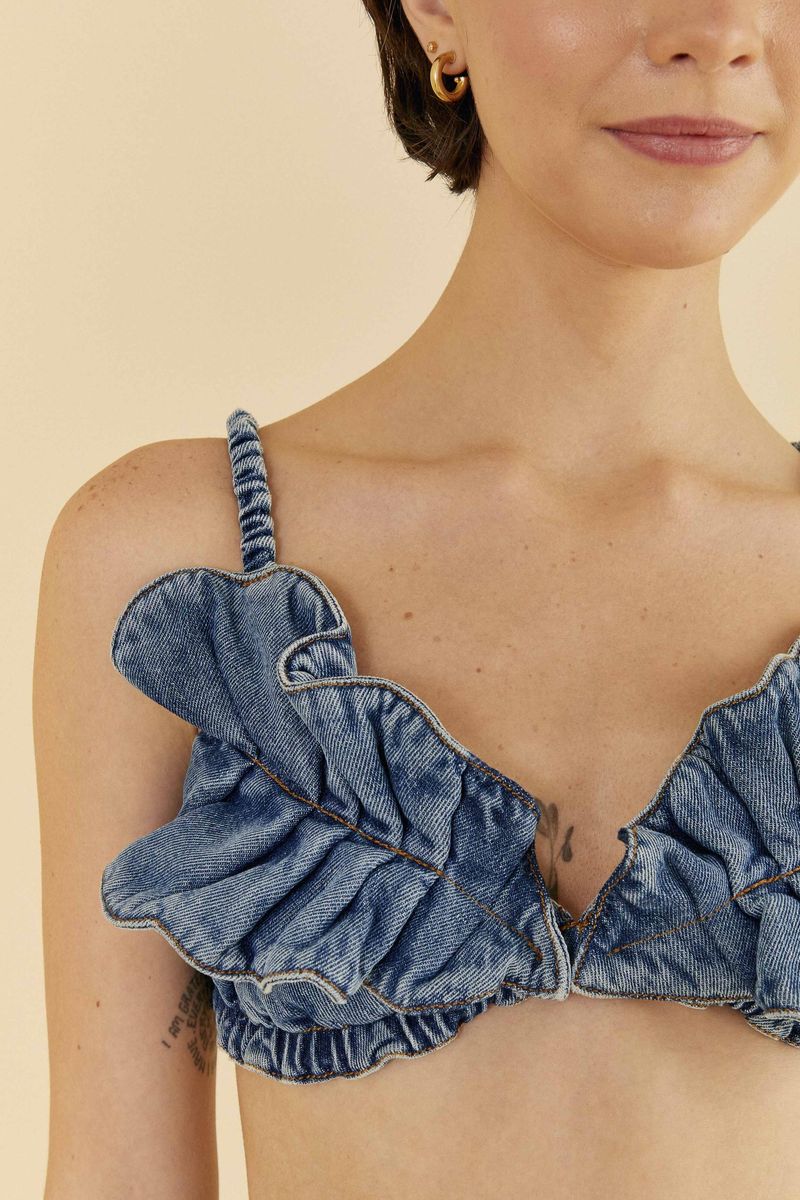 Detalle-del-top-de-mezclilla-con-volantes-y-tirantes-ajustables.