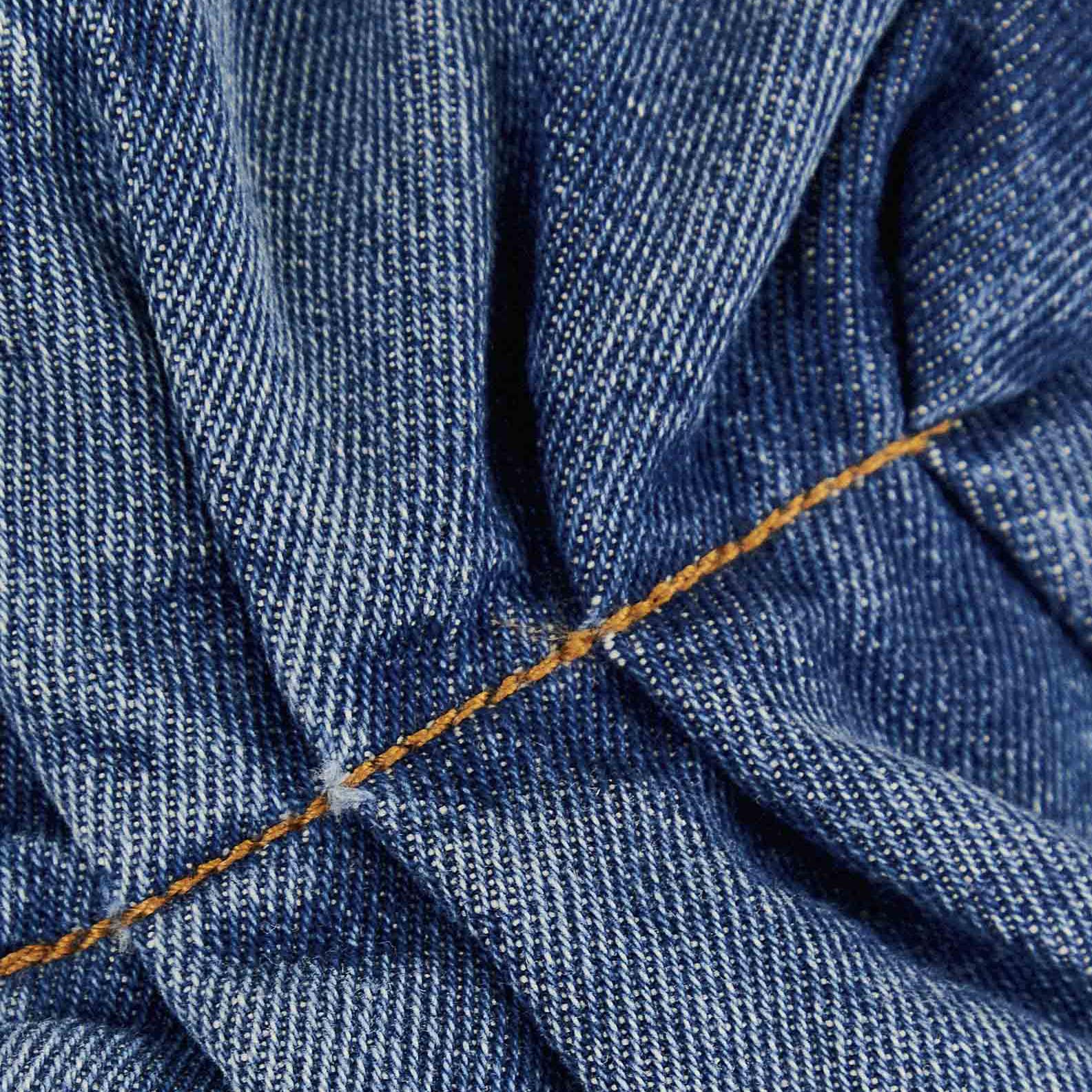 Primer-plano-del-tejido-de-mezclilla-del-top-mostrando-la-textura-y-la-costura.