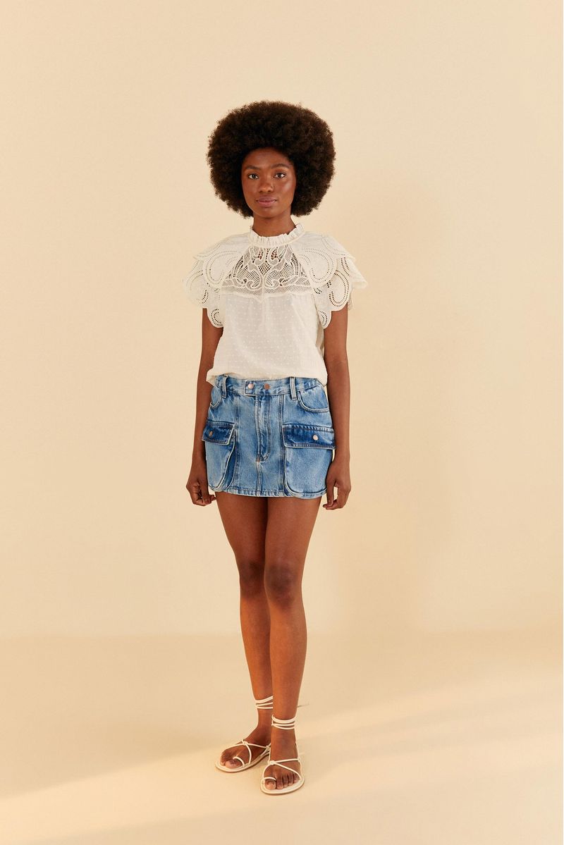 Falda-jeans-cargo-vista-trasera-mostrando-el-diseño-y-ajuste.