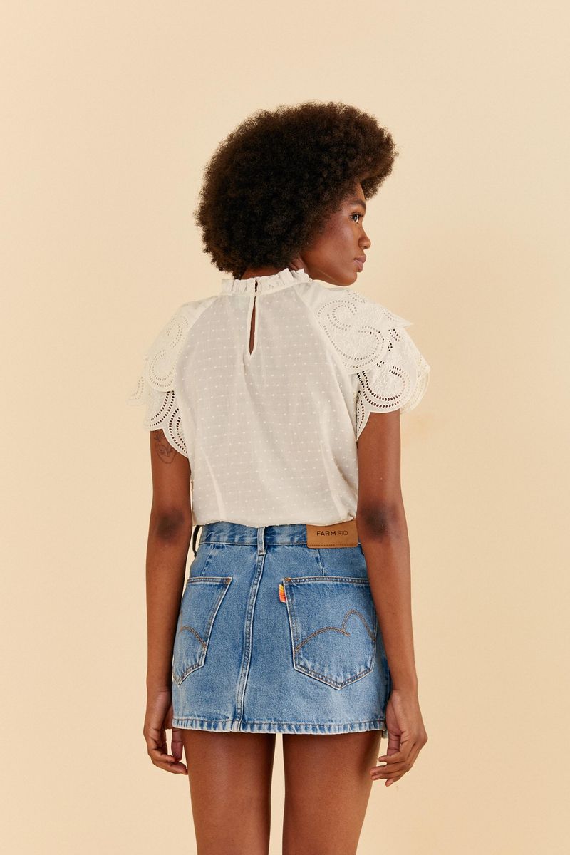 Vista-lateral-de-la-falda-jeans-cargo-destacando-los-bolsillos.