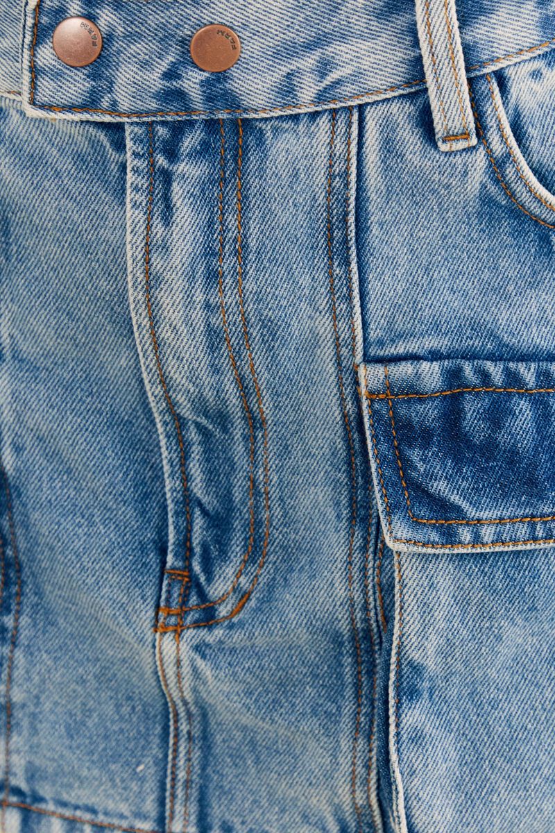Primer-plano-de-la-tela-y-costura-de-la-falda-jeans-cargo.