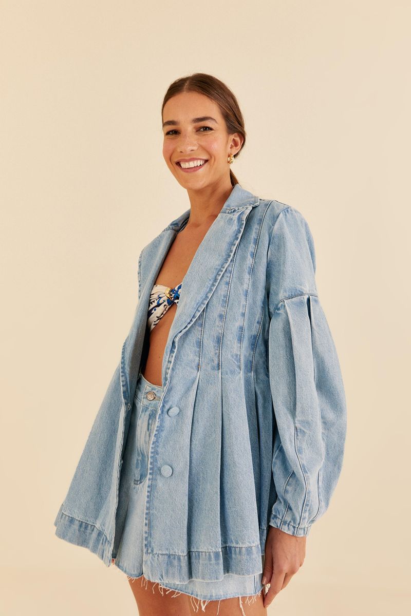 Modelo-sonriendo-con-blazer-de-mezclilla-vista-lateral.