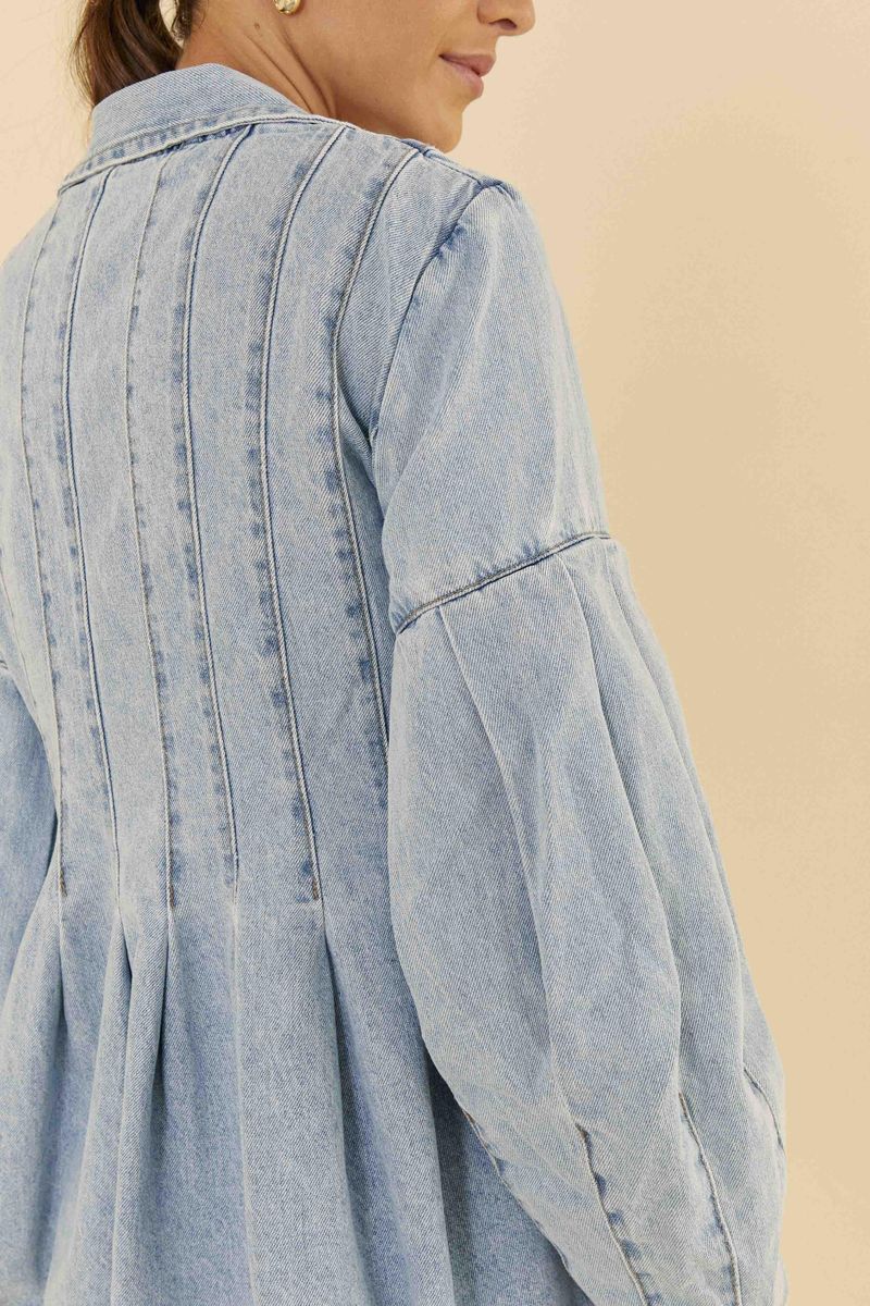 Detalle-de-la-parte-de-atras-del-blazer-de-mezclilla-con-pliegues.