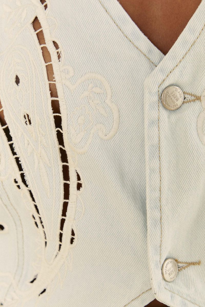 Acercamiento-del-bordado-paisley-y-pez-en-el-chaleco-de-jeans.