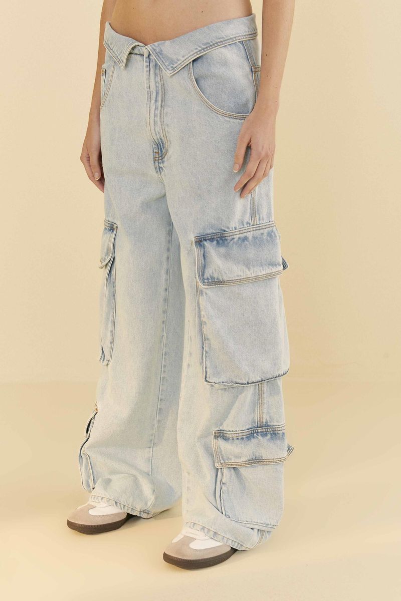 Detalle-de-la-pretina-doblada-del-pantalon-cargo-jeans.