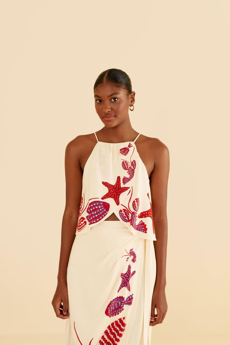 Blusa-Lagostin-vista-de-frente-destacando-la-estampada-vibrante.