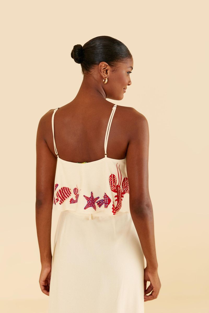 Vista-lateral-de-la-Blusa-Lagostin-mostrando-su-caida-holgada.