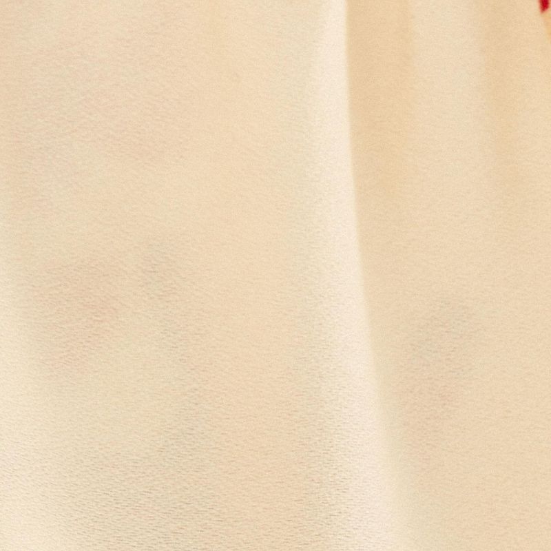 Detalle-del-tejido-de-la-Blusa-Lagostin-mostrando-su-textura-suave.