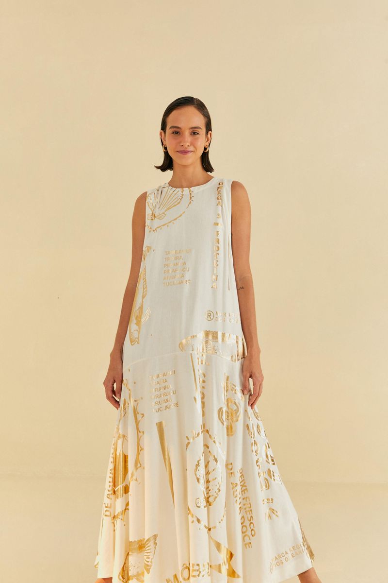Vestido cropped con estampado dorado sobre fondo blanco, vista frontal.