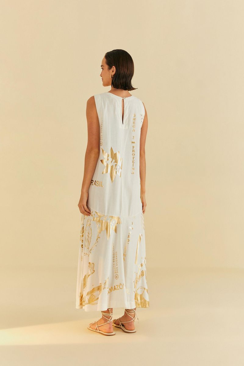 Vestido cropped con estampado dorado sobre fondo blanco, vista trasera.