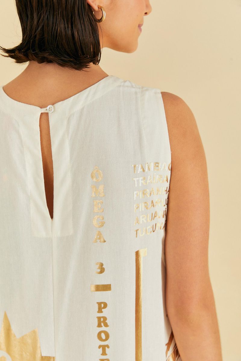 Detalle del cierre trasero del vestido cropped con estampado dorado.