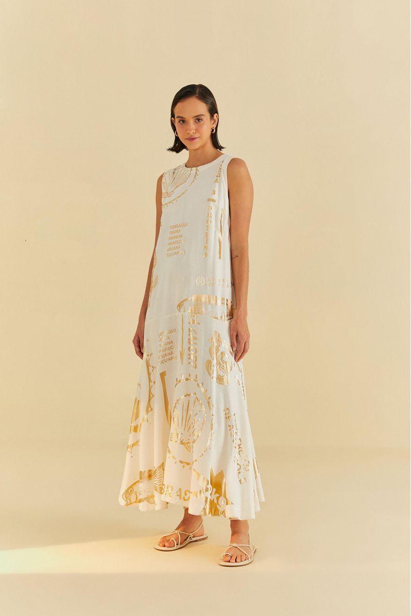 Vista lateral del vestido cropped con estampado dorado.