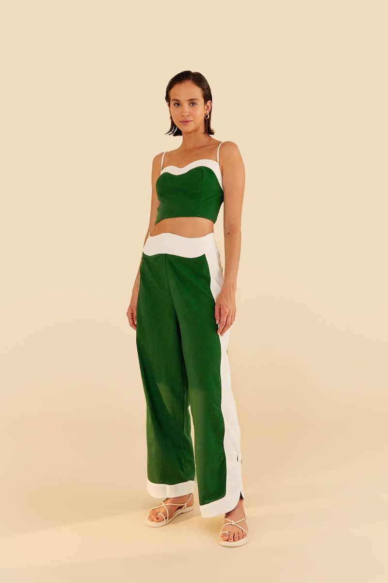 Modelo-usando-pantalon-de-pierna-ancha-bicolor-en-verde-y-blanco-con-cintura-alta-y-acabado-ondulado.