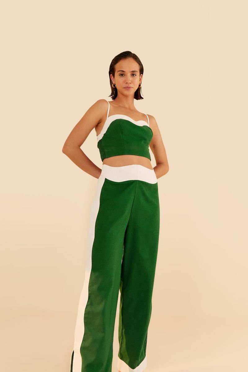 Vista-lateral-del-pantalon-de-pierna-ancha-bicolor-en-verde-y-blanco-mostrando-el-diseño-ondulado.