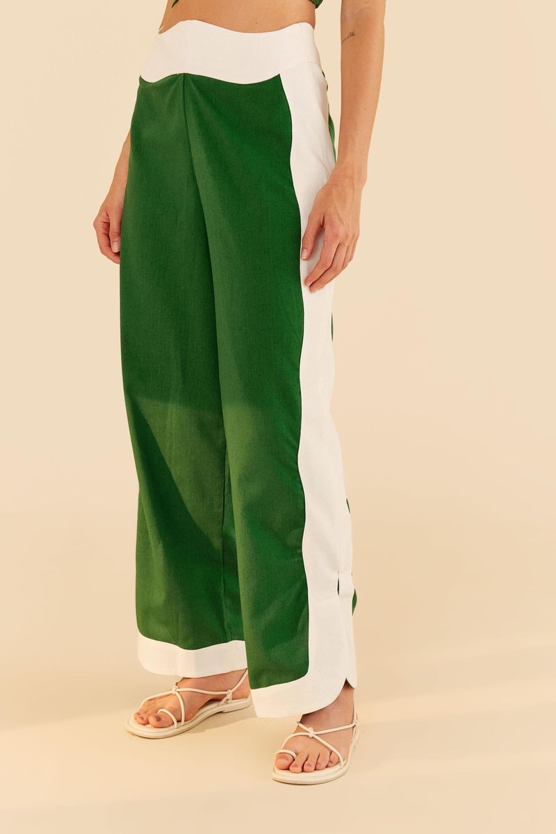Detalle-de-la-tela-de-lino-del-pantalon-de-pierna-ancha-bicolor-en-verde-y-blanco.
