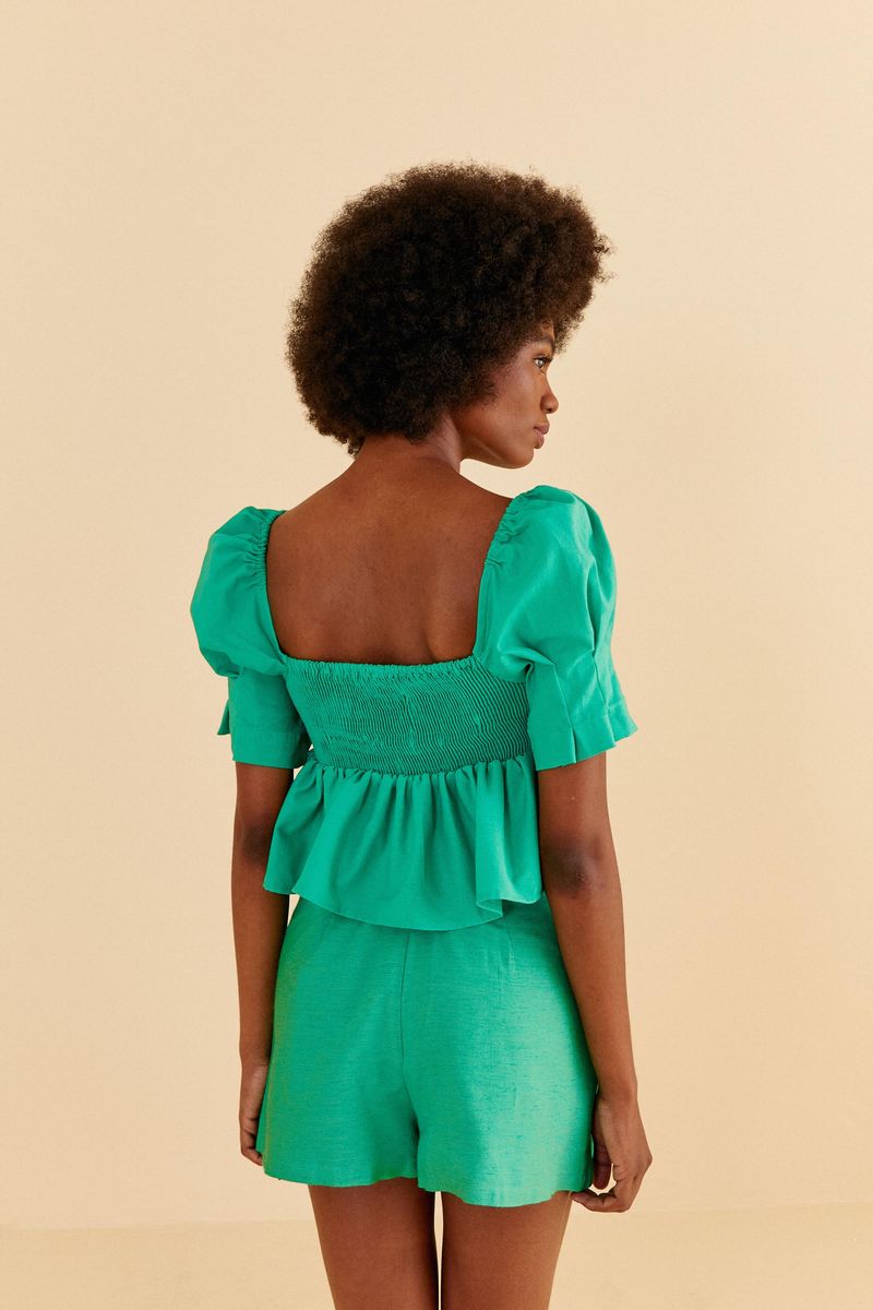 Detalle-del-cinturon-recto-del-short-falda-verde