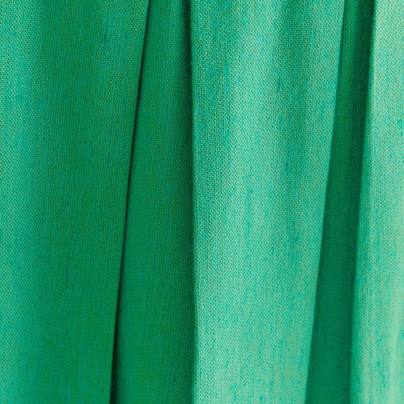 Primer-plano-del-tejido-verde-del-short-falda
