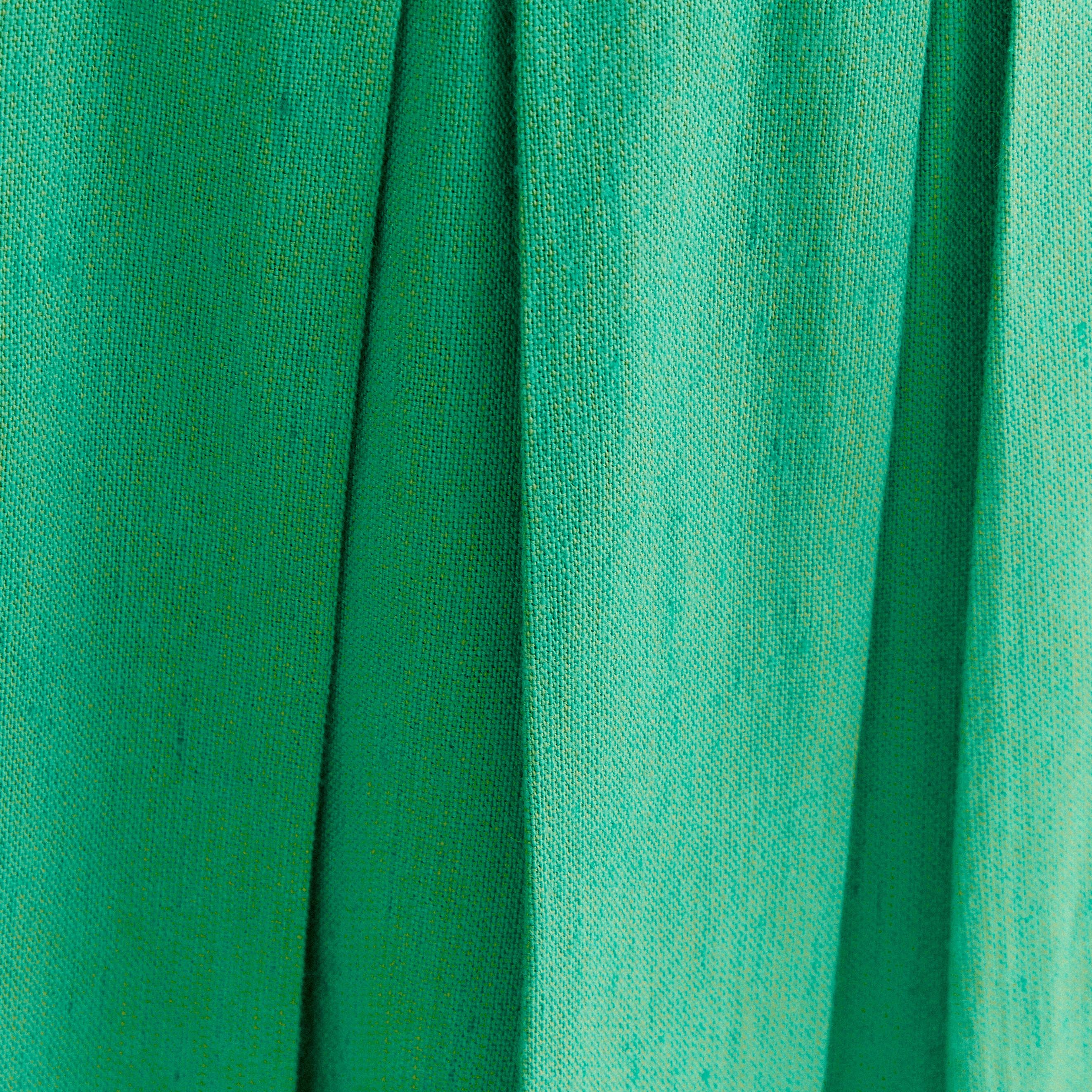 Primer-plano-del-tejido-verde-del-short-falda