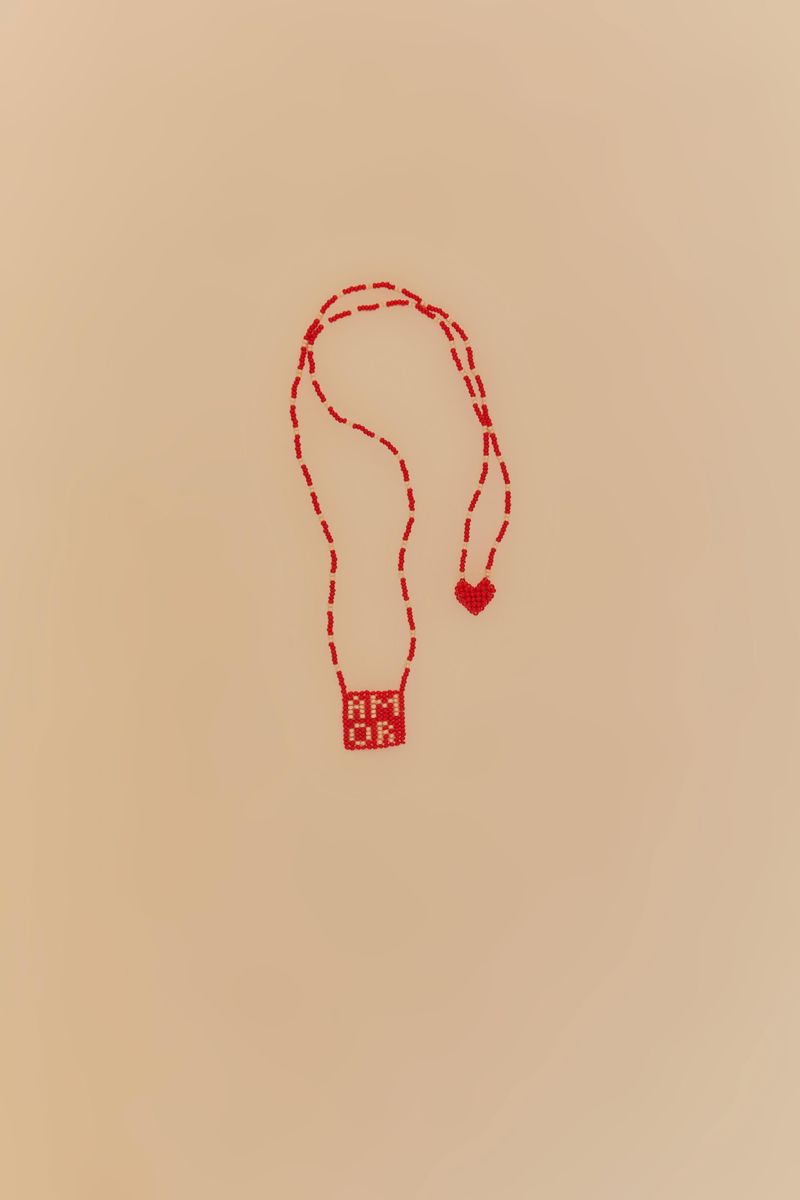 Imagen-del-collar-escapulario-amor-con-detalles-en-cuentas-rojas-y-neutras.